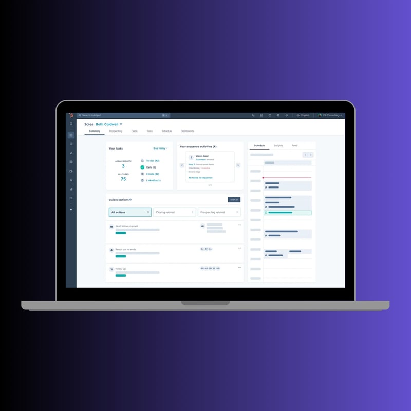 Un ordinateur portable ouvert avec HubSpot ouvert.