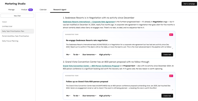 Capture d’écran de Marketing Studio dans HubSpot, onglet « Research Agent ». L’agent affiche des recommandations de suivi pour des prospects inactifs, avec des tâches suggérées par l’IA à créer directement depuis l’interface.